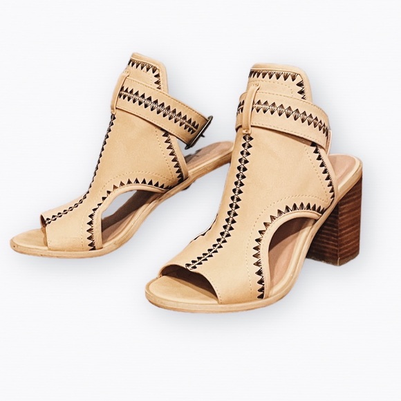 MAKE ANY OFFER! Very Volatile Odette Faux Leather Slingback Stack Heeled Sandals - Picture 2 of 6